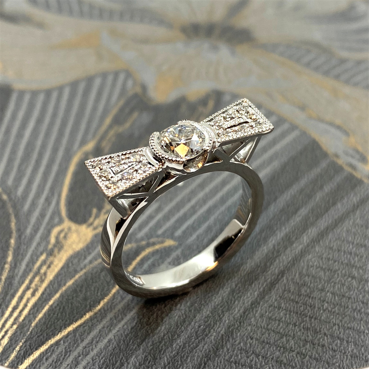 Diamantring, art decoring, vitguldsring, 