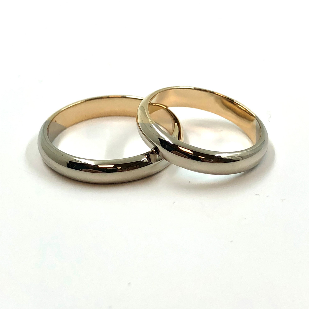 Ringar i rött och vitt guld, tvåfärgade ringar, förlovningsringar