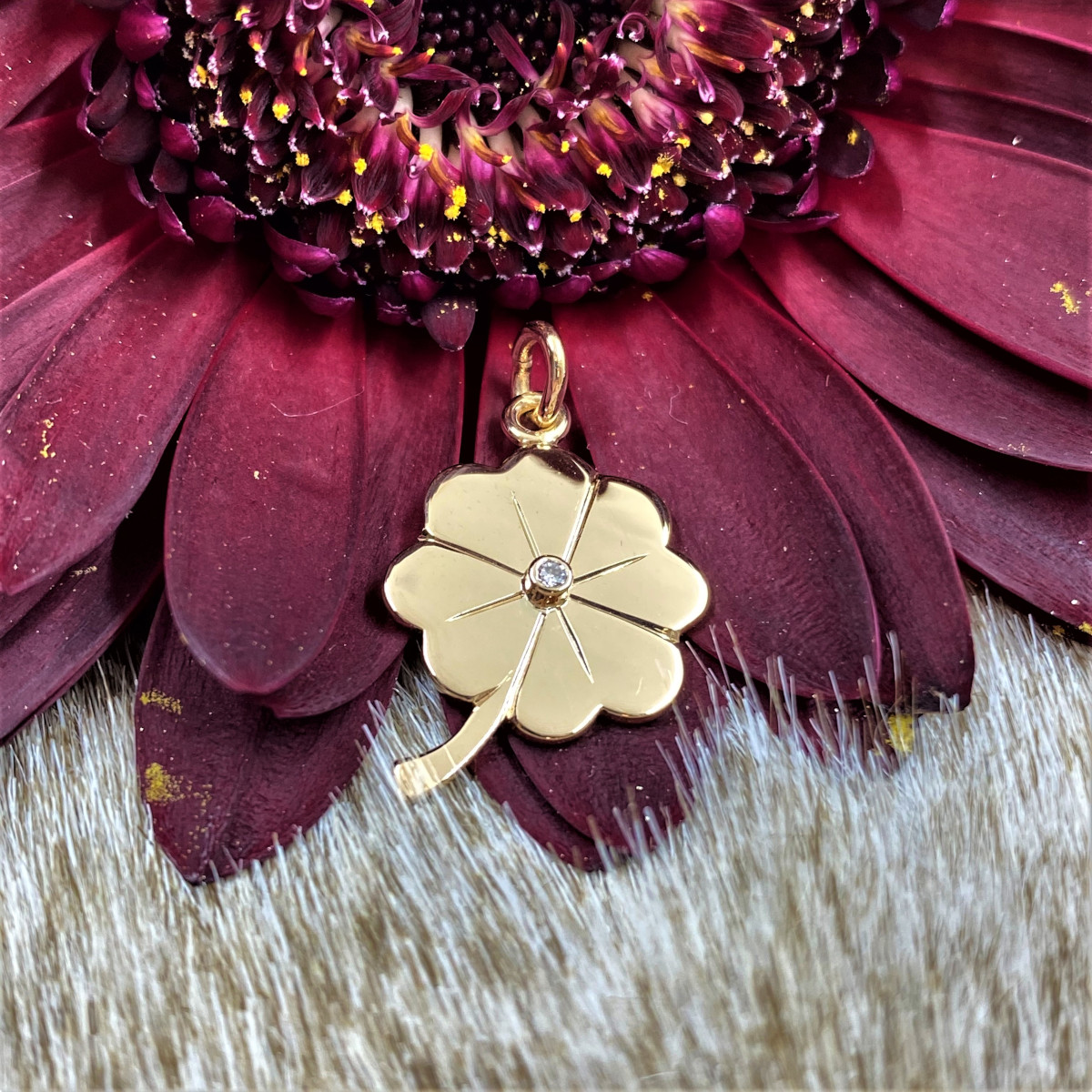 Hängsmycke, fyrklöver, guldfyrklöver