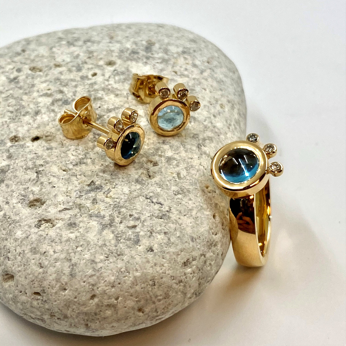 Blå topasring, stenring, bruna diamanter