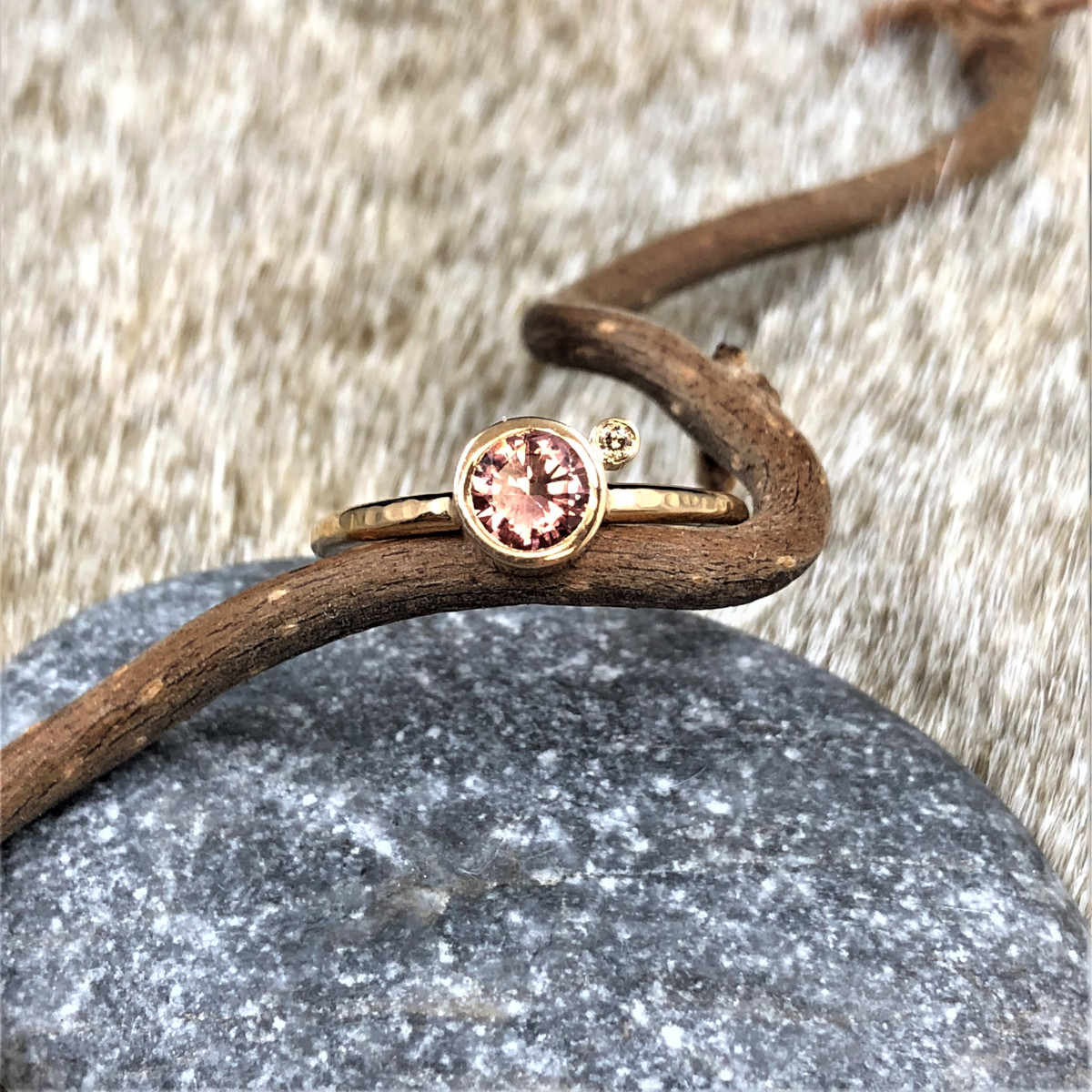 Stenring, färgade stenar, rosa stenar