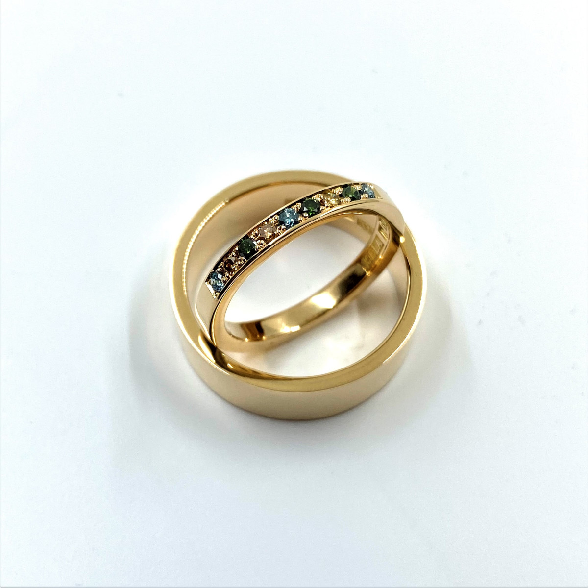 Färgade stenar, vigselring, guldring, förlovningsring