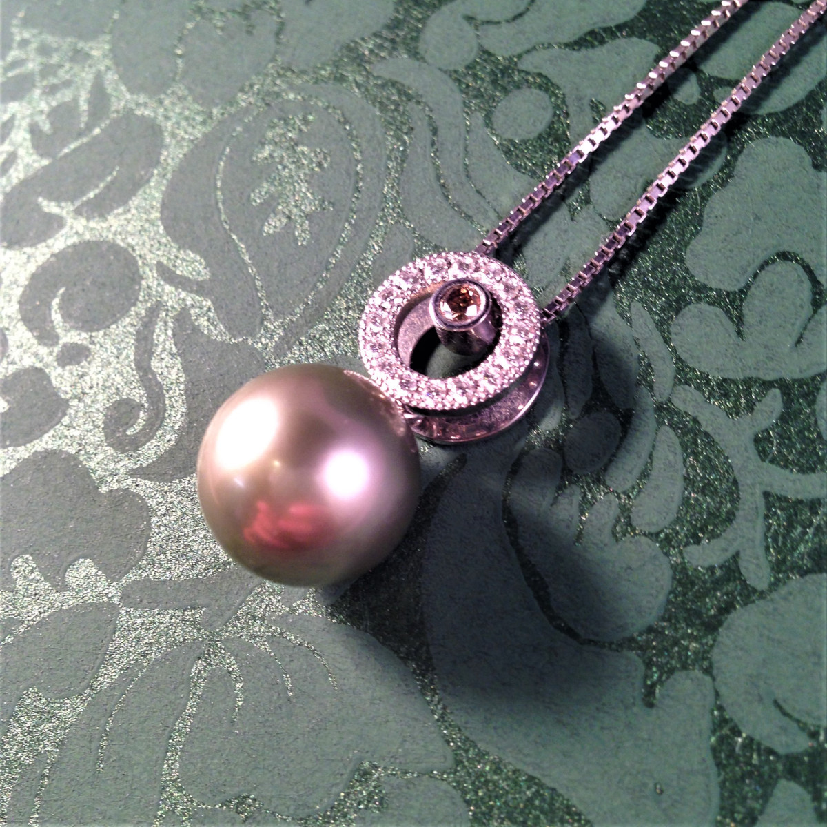 Tahitipärla, champagnediamant, briljantet