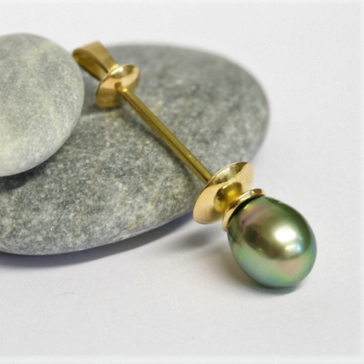 Avlångt hängsmycke i rött guld med tahitipärla