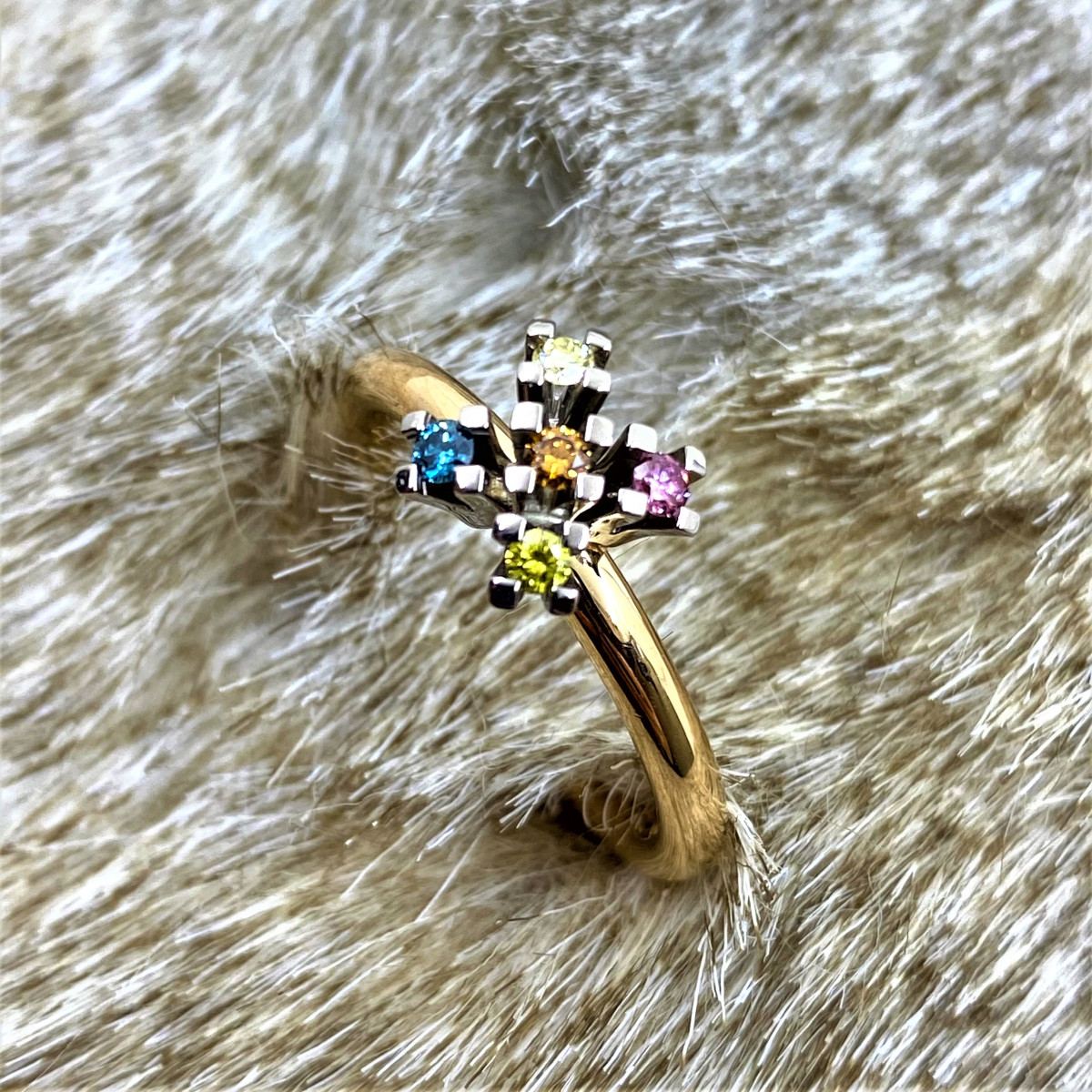 Ring i rött guld med diamanter i olika färger